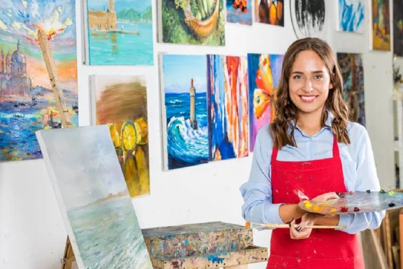 Une femme en train de peindre un tableau mural