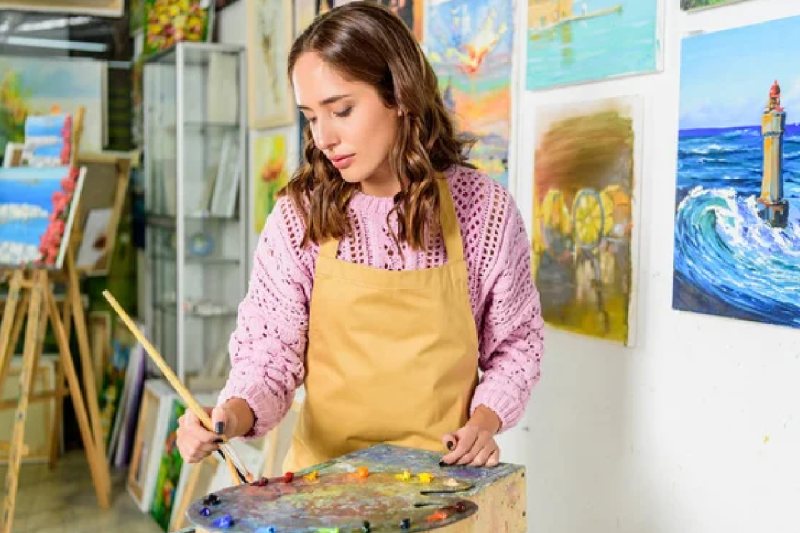Une femme en train de peindre un tableau mural
