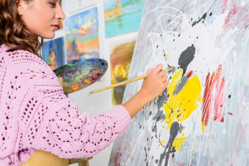 Une femme en train de peindre un tableau mural