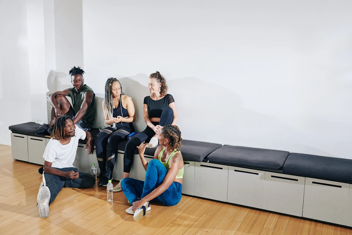 Des groupes de jeunes assis sur une banquette contre un mur
