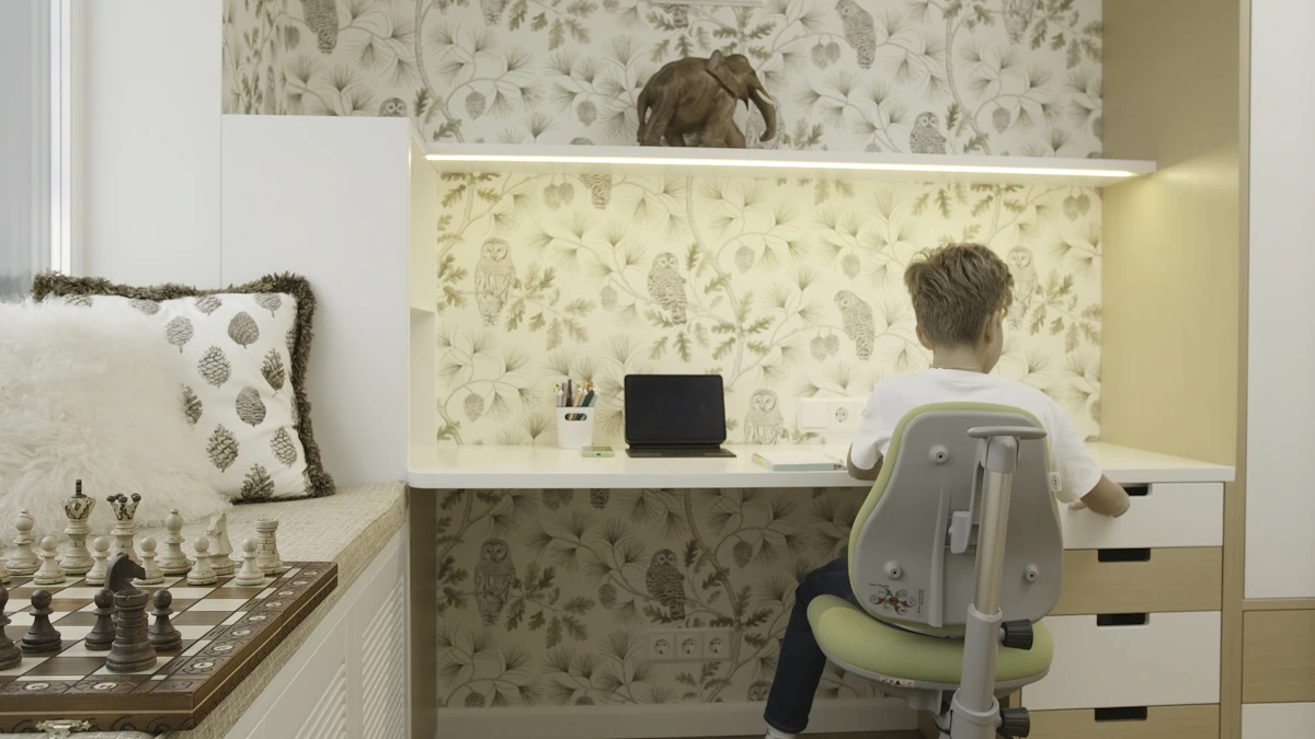 Un enfant qui travaille su run bureau