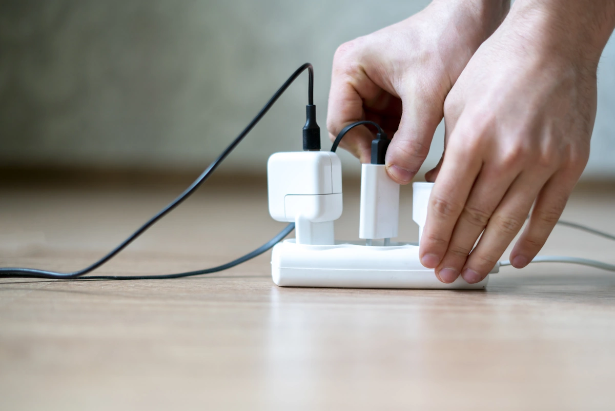 Une personne qui retire une prise de chargeur
