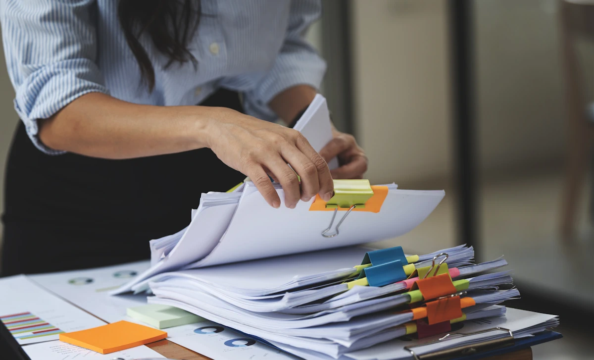 Une femme qui classe des documents