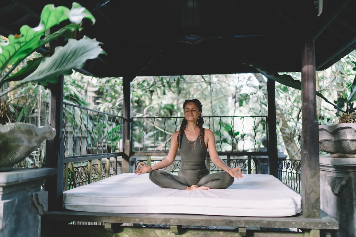 Une femme qui fait du yoga