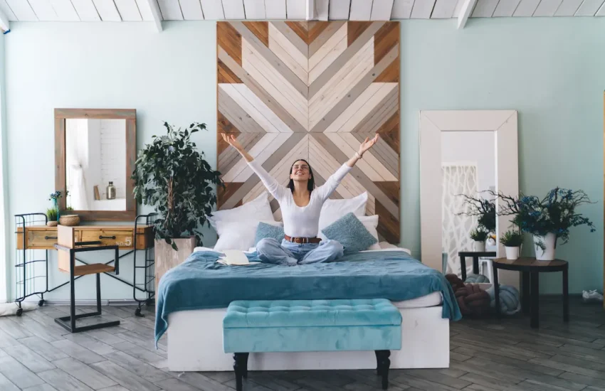 Une femme assise sur un lit avec au milieu de la pièce