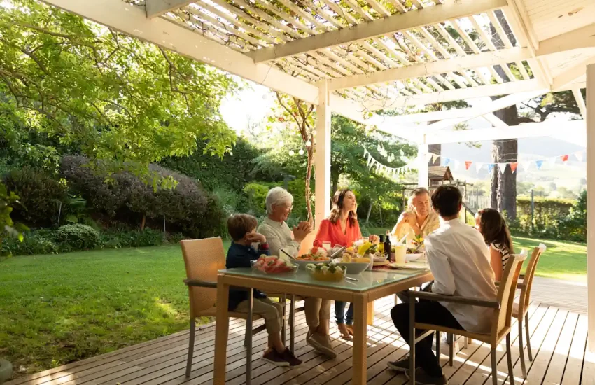Un groupe de personne installé sous une véranda