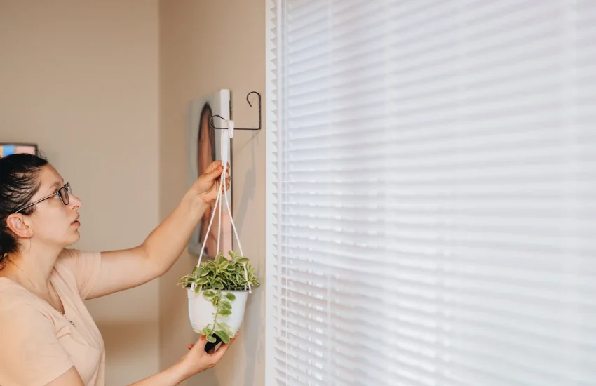 Une femme qui décore un mur