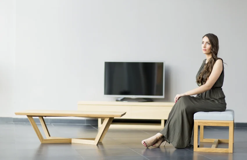 Une femme assise sur une banquette dans un canapé