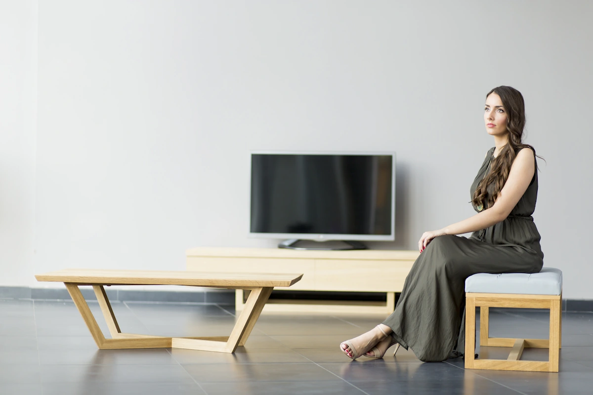 Une femme assise sur une banquette dans un canapé