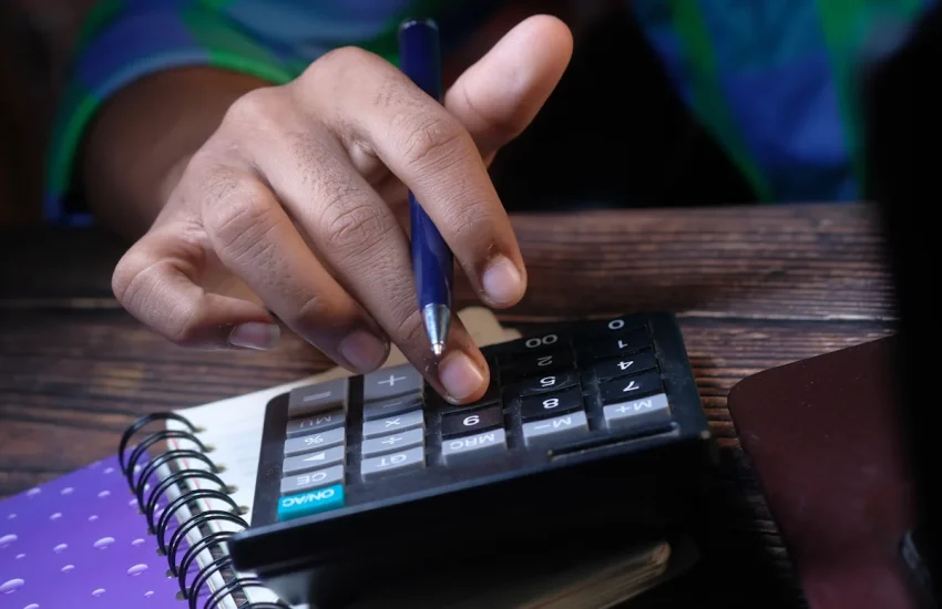 Une personne sur une calculatrice