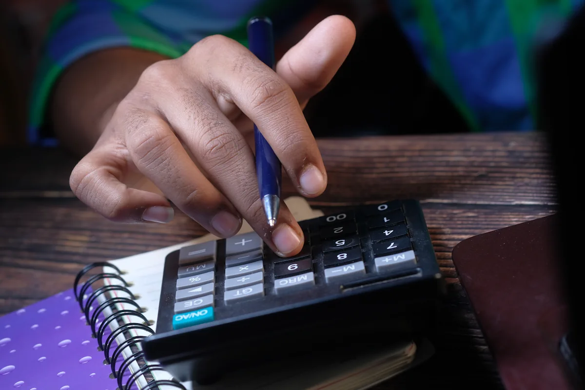 Une personne sur une calculatrice