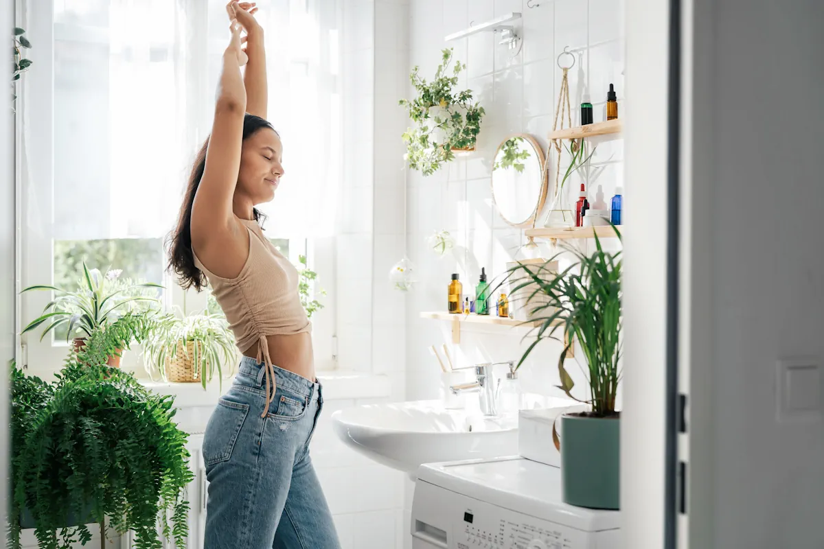 Une femme dans une salle de bain