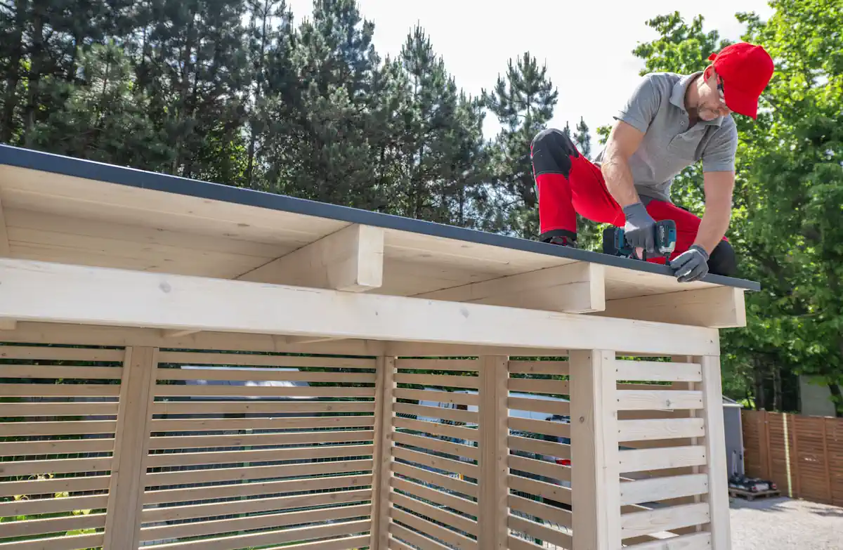 Un homme qui installe un chalet en bois