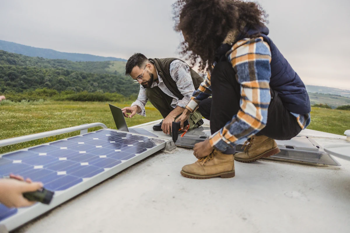 Un homme et une femme qui installer des panneaux solaires