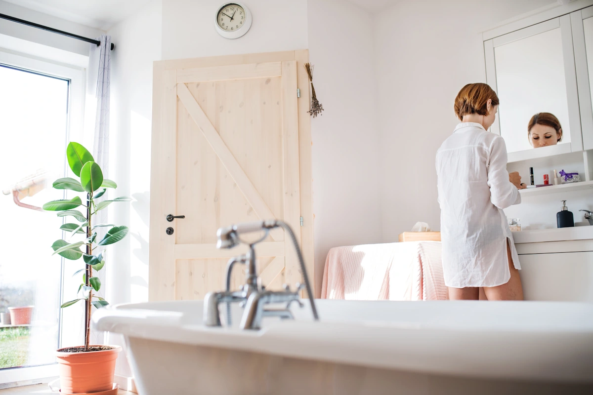 Une femme dans une salle de bain
