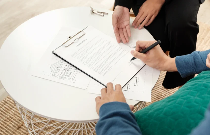 Une personne qui signe un document