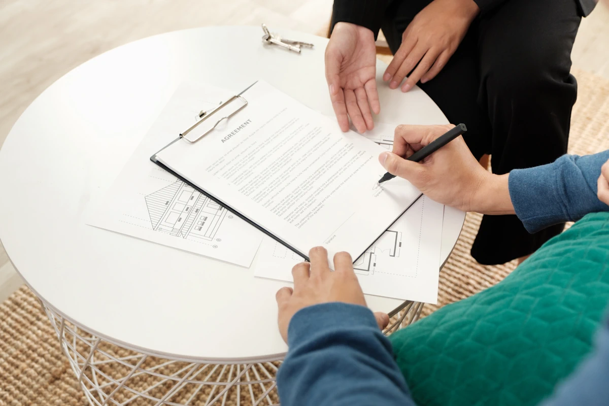 Une personne qui signe un document