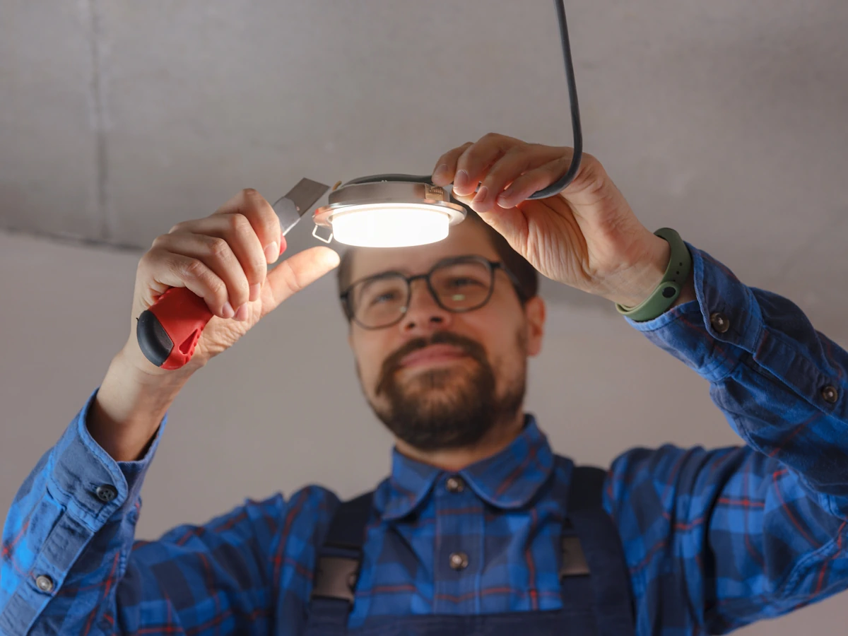 Un homme qui installe un spot led