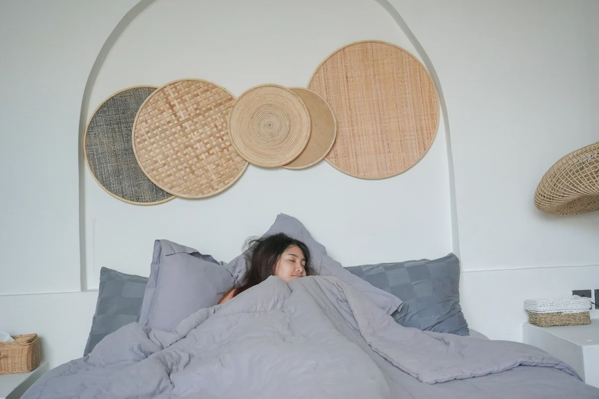 Une femme qui dort dans un lit avec une tête de lit dans une alcôve