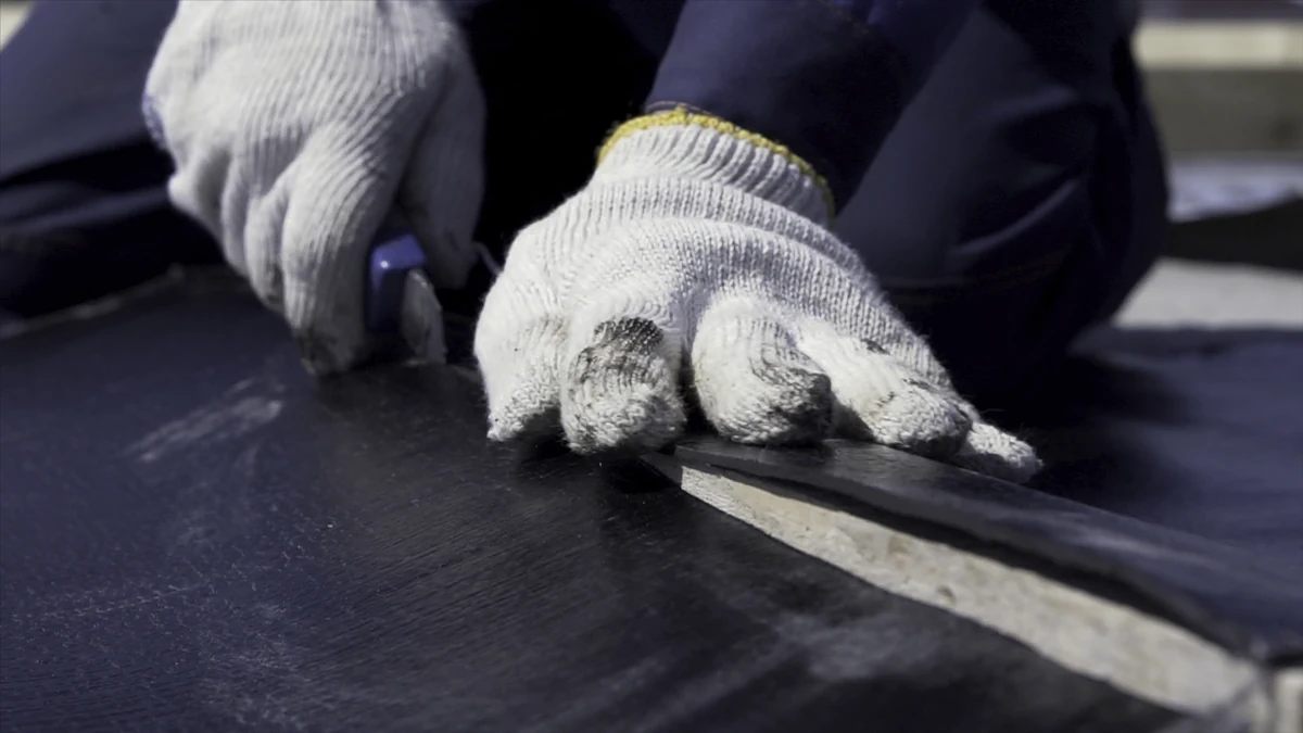 Un homme qui installe un film géotextile