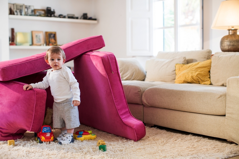 enfant qui joue au salon