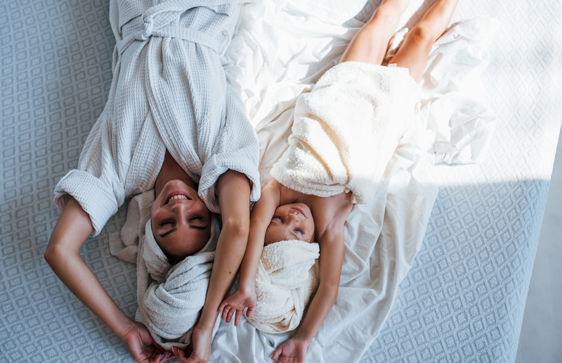 maman et sa fille sur un matelas en latex naturel