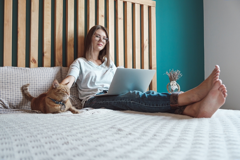 femme et son chat sur un matelas