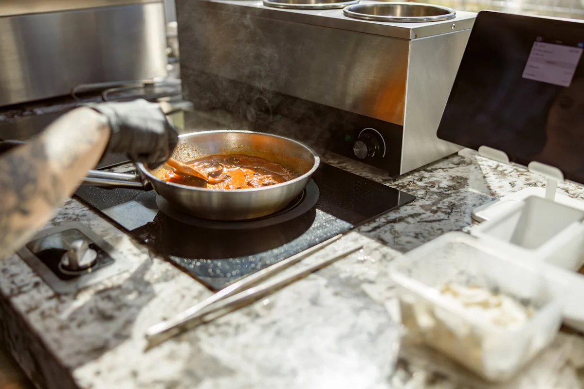Une poêle sur une plaque de cuisson