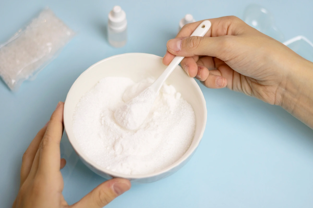 mélanger du dentifrice et du bicarbonate de soude